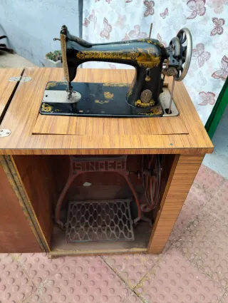 Máquina de coser SINGER antigua con mueble
