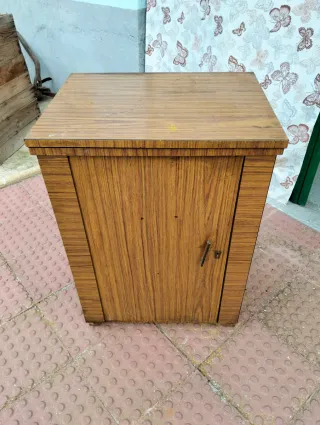 Máquina de coser SINGER antigua con mueble