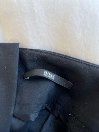 Falda midi Hugo Boss negra