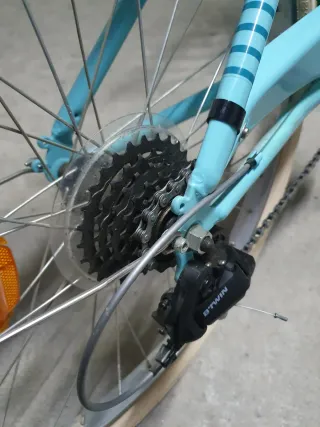 Bicicleta urbana azul con cesta