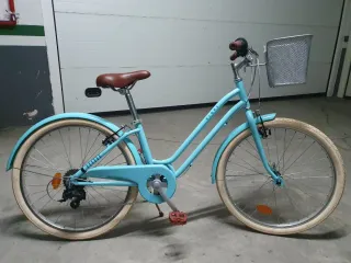 Bicicleta urbana azul con cesta