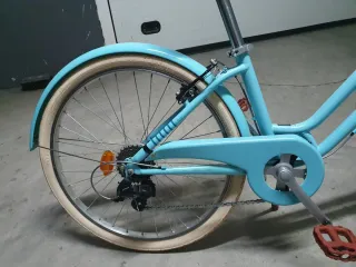 Bicicleta urbana azul con cesta