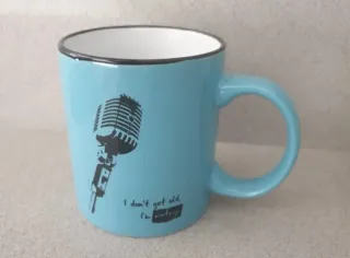 Taza azul con micrófono vintage