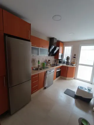 Alquiler de habitación en casa adosada.