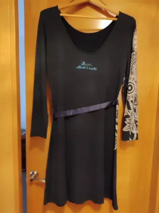 Vestido Desigual Azul Marino con Detalles