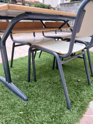 Pupitre escolar con 4 sillas