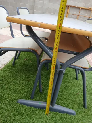 Pupitre escolar con 4 sillas