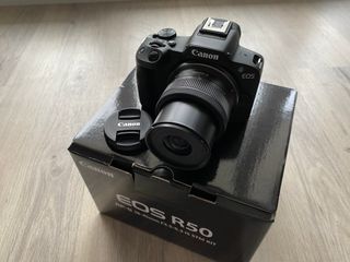 Canon EOS R50 Kit 18-45mm + Micrófono + Trípode