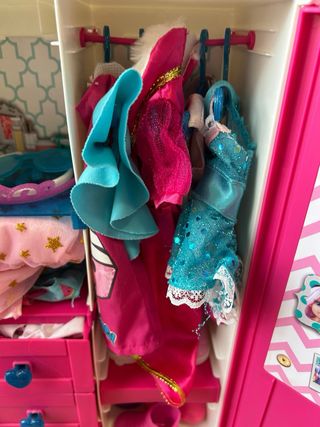 Armario Nancy con vestidos