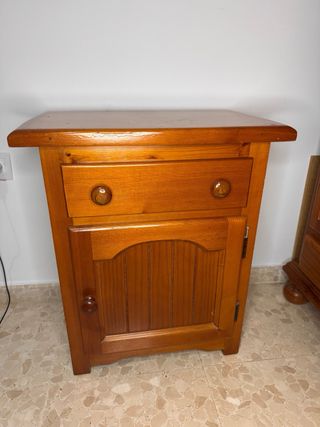 Armario de madera con mesita de noche
