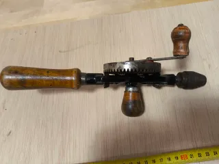 Taladro manual / berbequí antiguo