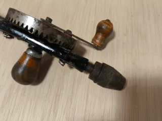 Taladro manual / berbequí antiguo