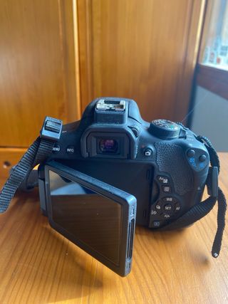 Cámara Canon EOS 750D + accesorios