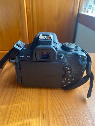 Cámara Canon EOS 750D + accesorios