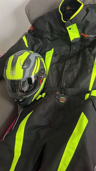 Traje moto y casco touring negro/amarillo