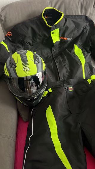 Traje moto y casco touring negro/amarillo