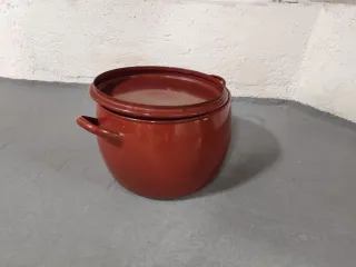 Olla grande roja con asas
