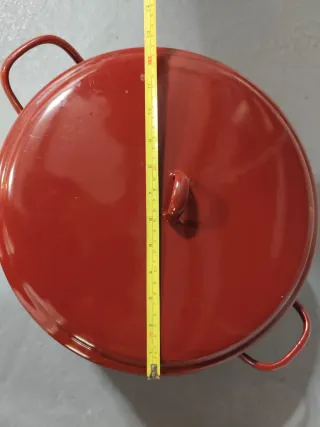 Olla grande roja con asas
