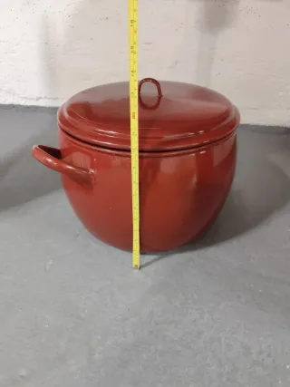 Olla grande roja con asas