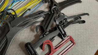 Perchas variadas de metal y de plástico