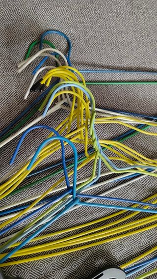 Perchas variadas de metal y de plástico