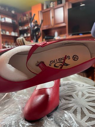 Zapatos de tacón rojos con tira