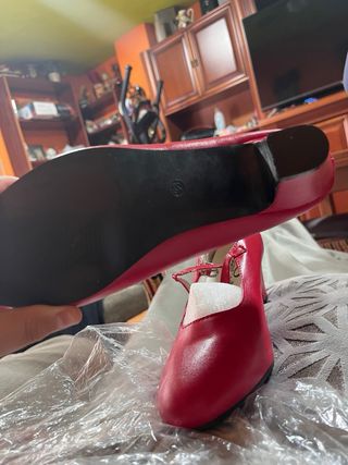 Zapatos de tacón rojos con tira