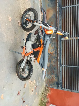 Moto de cross naranja y gris