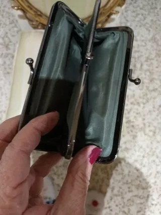 Monedero de piel con asas