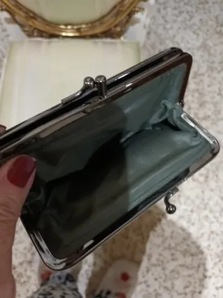 Monedero de piel con asas