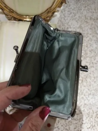 Monedero de piel con asas