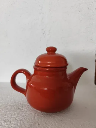 Tetera de cerámica roja