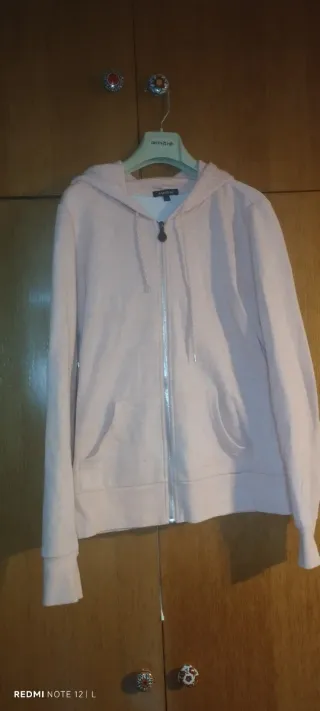 Sudadera salmón con capucha y cremallera