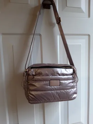 Bolso acolchado beige y dorado