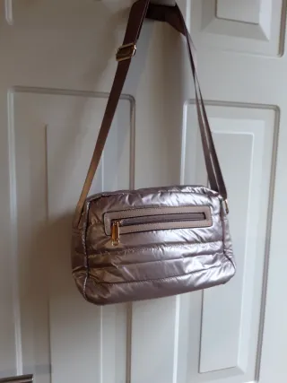 Bolso acolchado beige y dorado