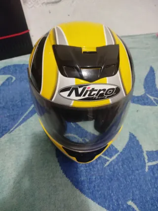 Dos cascos de moto Nolan y Nitro