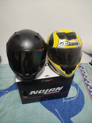 Dos cascos de moto Nolan y Nitro