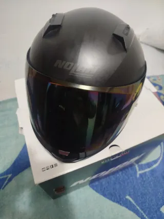 Dos cascos de moto Nolan y Nitro