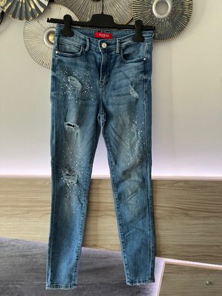 Pantalón vaquero Guess desgastado con pedrería T.2