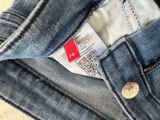 Pantalón vaquero Guess desgastado con pedrería T.2