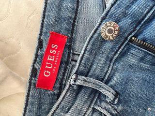 Pantalón vaquero Guess desgastado con pedrería T.2