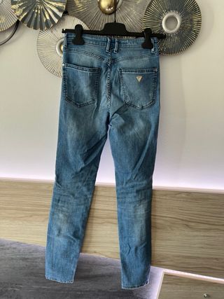 Pantalón vaquero Guess desgastado con pedrería T.2