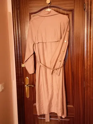 Gabardina beige tipo trench rosa palo  muy amplia