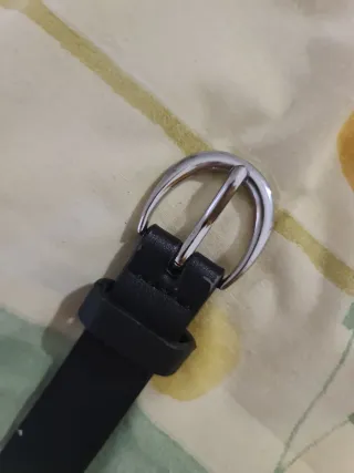 Cinturón negro con hebilla plateada