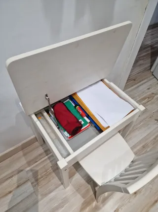 Pupitre y silla infantil de madera.