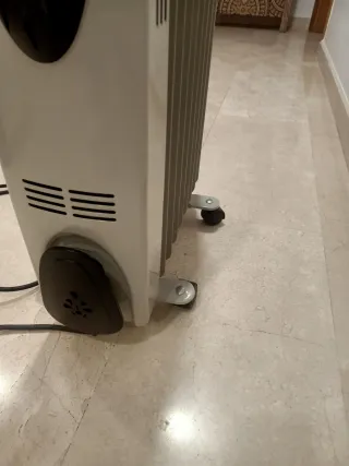 Radiador de aceite gris y negro (2000W)