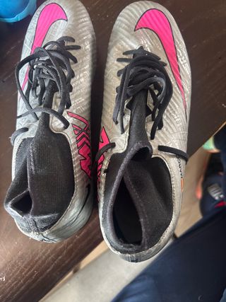 Botas de fútbol Nike plateadas y rosas