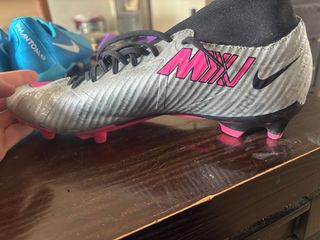 Botas de fútbol Nike plateadas y rosas