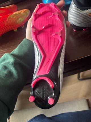 Botas de fútbol Nike plateadas y rosas