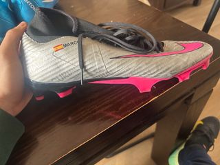 Botas de fútbol Nike plateadas y rosas